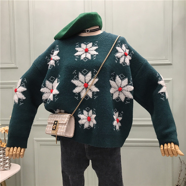 Női karácsonyi pulóver kerek nyakkivágással, piros, kék és zöld hópelyhekkel