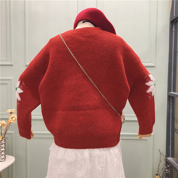 Női karácsonyi pulóver kerek nyakkivágással, piros, kék és zöld hópelyhekkel