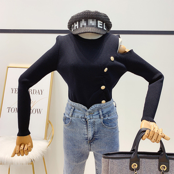 Pulover de damă cu umăr tăiat și nasturi în alb, roșu și negru