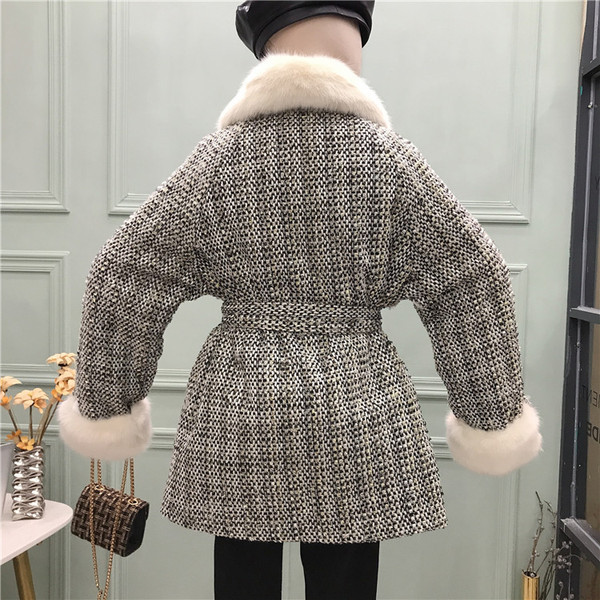 Modern női kabát puha gallérral, zsebekkel és övvel fehér és fekete színben