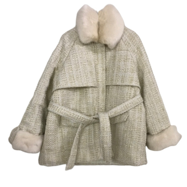 Modern női kabát puha gallérral, zsebekkel és övvel fehér és fekete színben