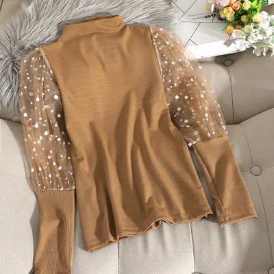 Vékony kötött női pulóver polo gallérral és tüll ujjával