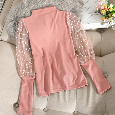 Vékony kötött női pulóver polo gallérral és tüll ujjával