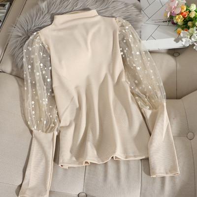 Vékony kötött női pulóver polo gallérral és tüll ujjával