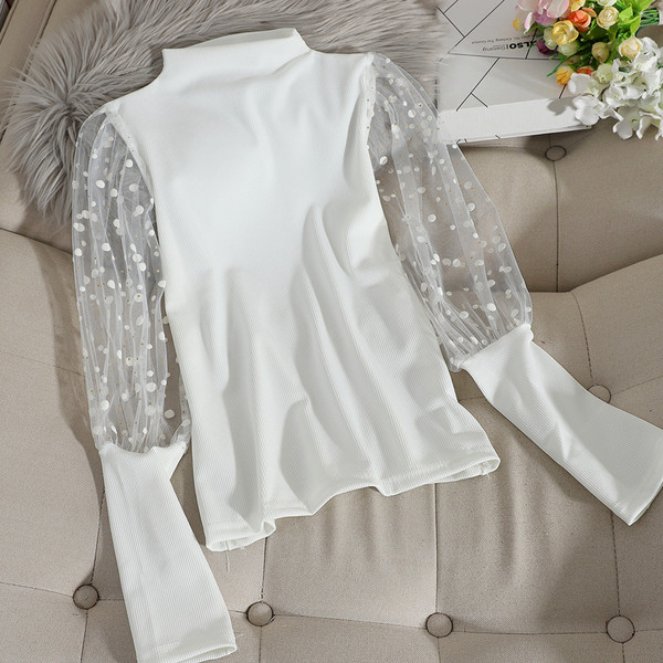 Vékony kötött női pulóver polo gallérral és tüll ujjával