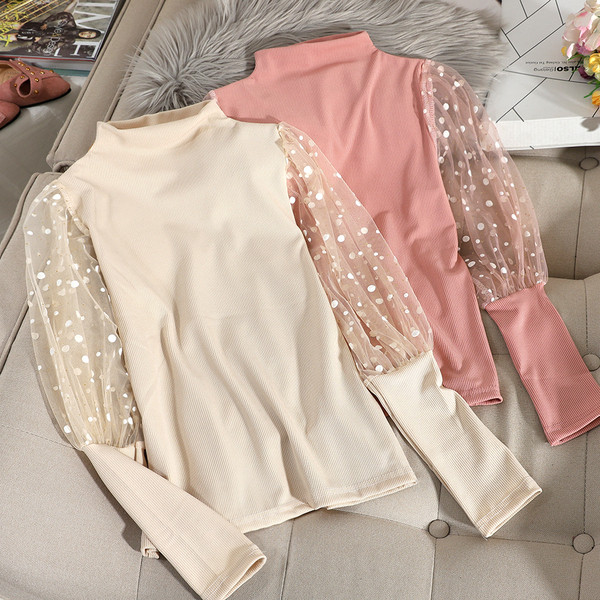 Vékony kötött női pulóver polo gallérral és tüll ujjával