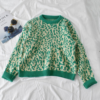 Barna és zöld színű női pulóver ovális nyakkivágással