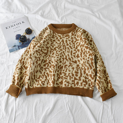 Barna és zöld színű női pulóver ovális nyakkivágással