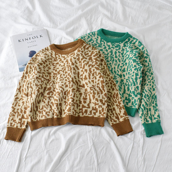 Barna és zöld színű női pulóver ovális nyakkivágással