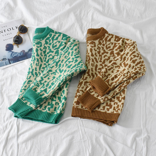 Barna és zöld színű női pulóver ovális nyakkivágással