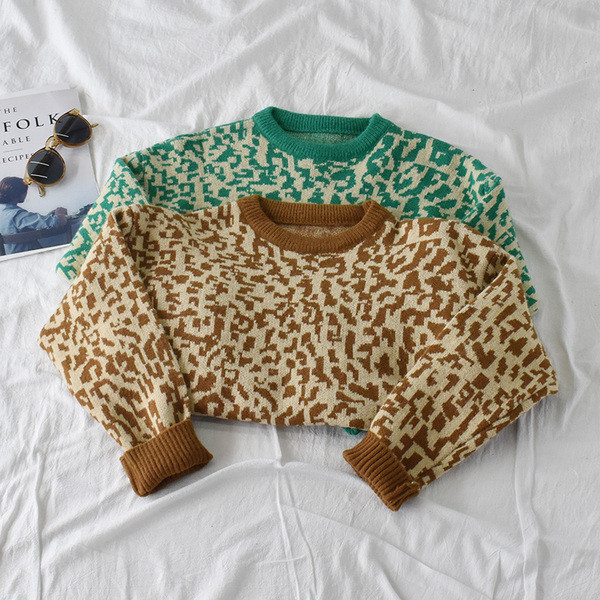 Barna és zöld színű női pulóver ovális nyakkivágással