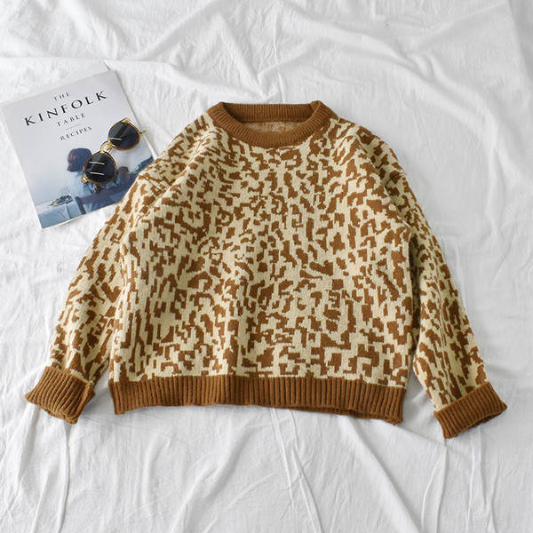 Barna és zöld színű női pulóver ovális nyakkivágással