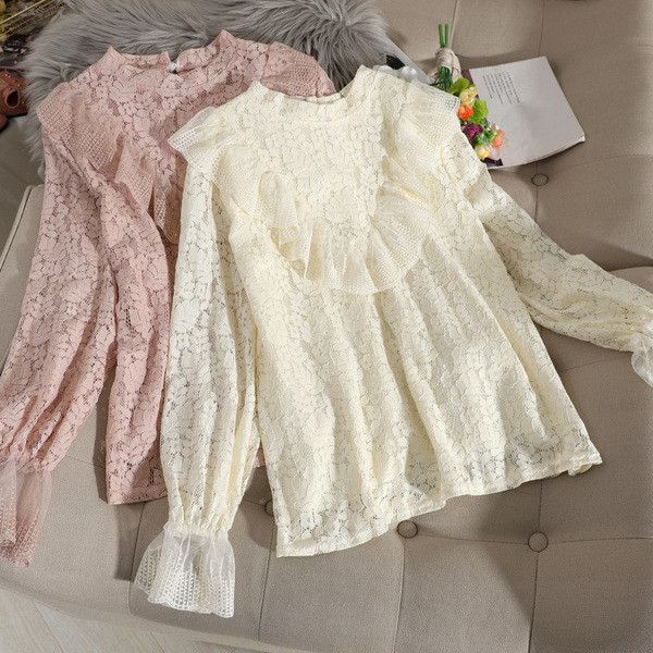 Bluza de dama din dantela cu bucle si guler jos