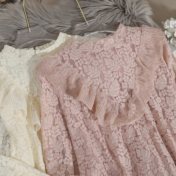 Bluza de dama din dantela cu bucle si guler jos