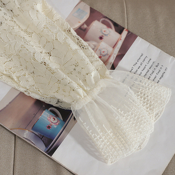 Bluza de dama din dantela cu bucle si guler jos