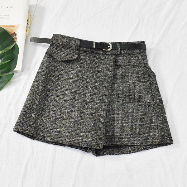 Pantaloni scurti de dama in trei culori cu curea si talie inalta