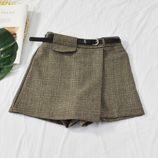 Pantaloni scurti de dama in trei culori cu curea si talie inalta