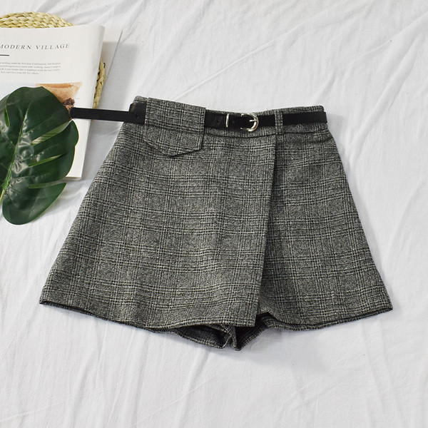 Pantaloni scurti de dama in trei culori cu curea si talie inalta