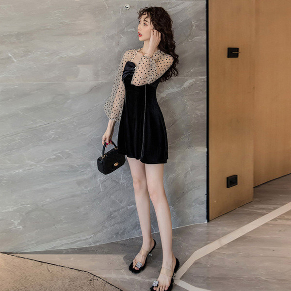 Modern női bársonyruha és tüll ujjú fekete színben