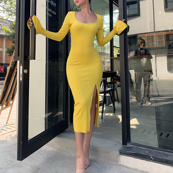 Női hosszú ruha hasítékkal, szögletes nyakkivágással, sárga és fekete színben