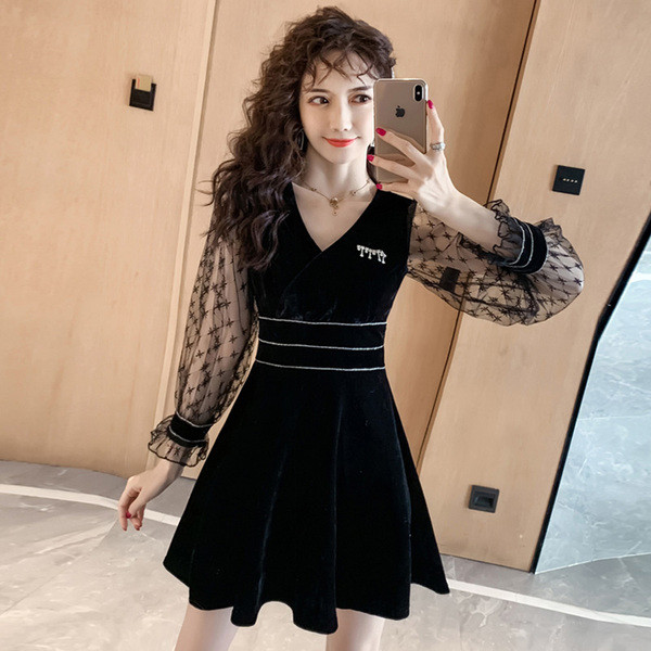 Modern női bársonyruha tüll ujjakkal és spitz nyakkivágással, fekete színben