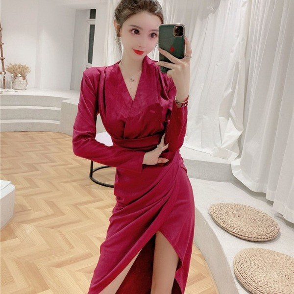 Rochie modernă asimetrică cu decolteu spitz în bej și visiniu