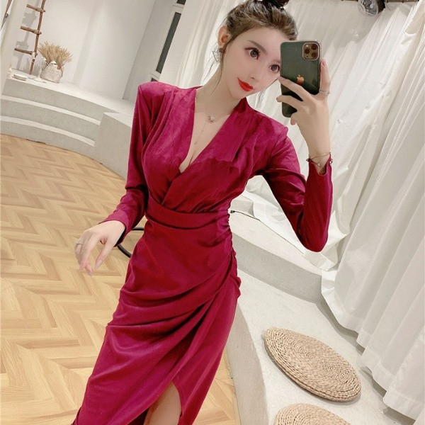 Rochie modernă asimetrică cu decolteu spitz în bej și visiniu