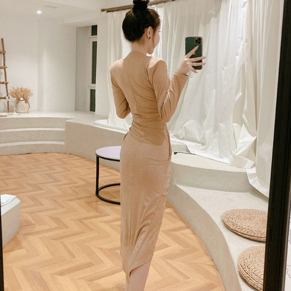 Rochie modernă asimetrică cu decolteu spitz în bej și visiniu