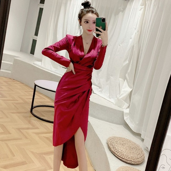 Rochie modernă asimetrică cu decolteu spitz în bej și visiniu