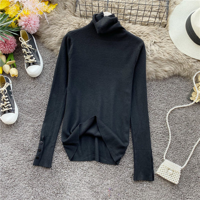 Női pulóver magas gallérral és gombokkal az ujján