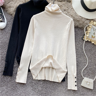 Női pulóver magas gallérral és gombokkal az ujján