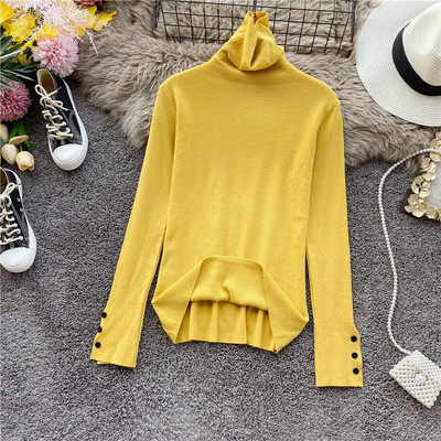 Női pulóver magas gallérral és gombokkal az ujján