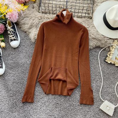 Női pulóver magas gallérral és gombokkal az ujján