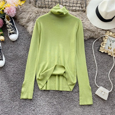 Női pulóver magas gallérral és gombokkal az ujján