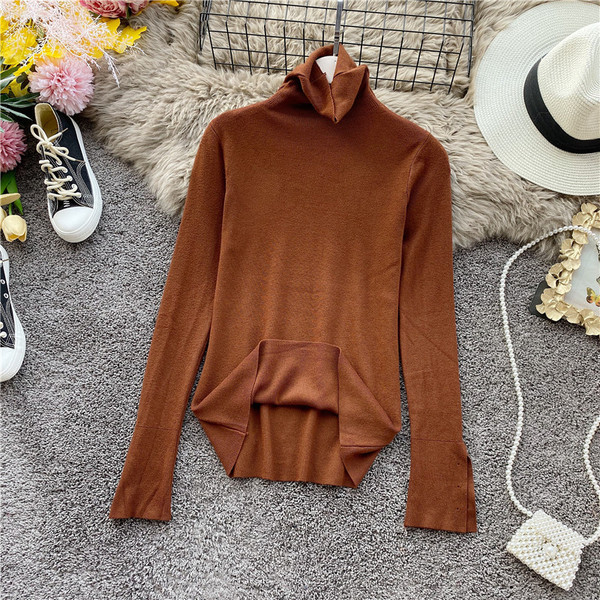 Női pulóver magas gallérral és gombokkal az ujján