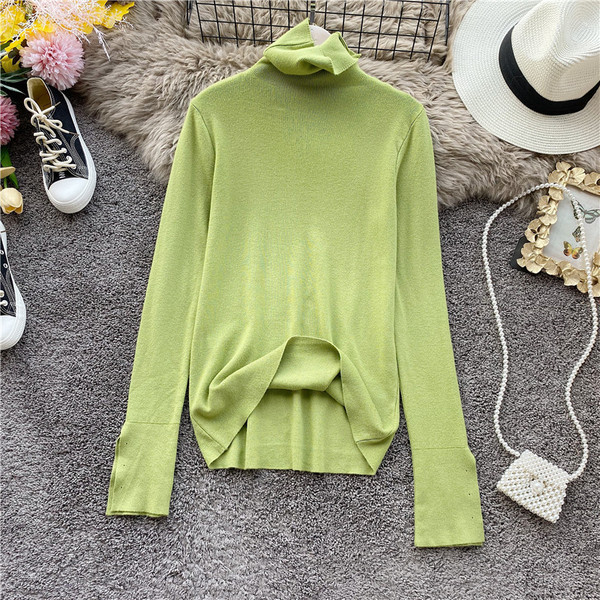 Női pulóver magas gallérral és gombokkal az ujján