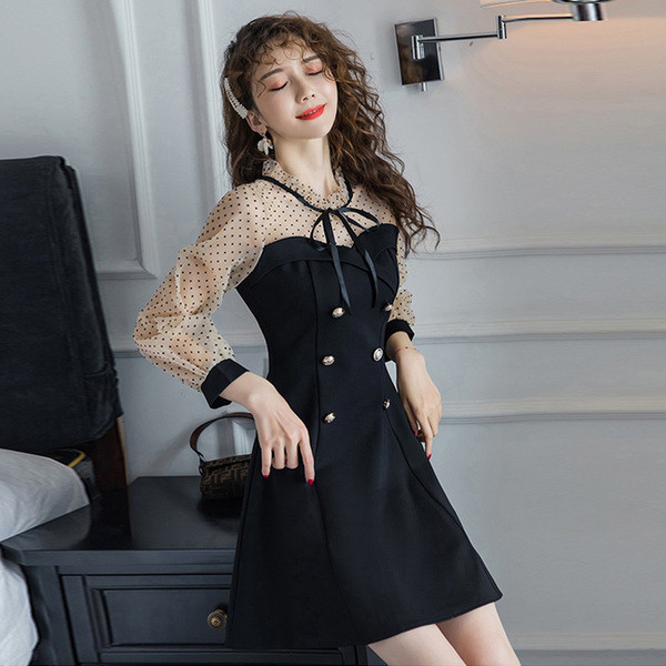 Modern női ruha tüll ujjú szabású modell fekete színben