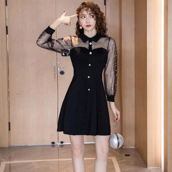 Modern női ruha klasszikus gallérral, gombokkal és tüll ujjakkal