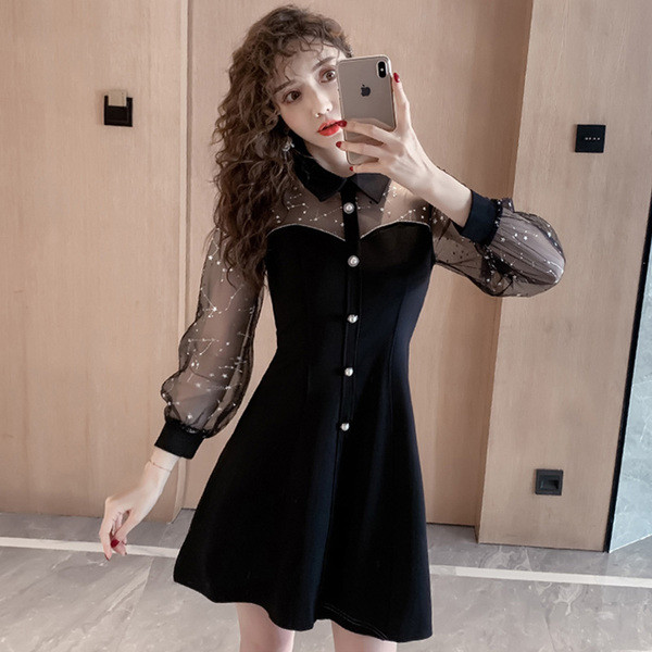 Modern női ruha klasszikus gallérral, gombokkal és tüll ujjakkal