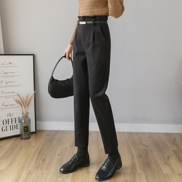 Elegáns női nadrág magas derékkal és övvel