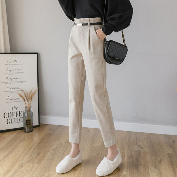 Elegáns női nadrág magas derékkal és övvel