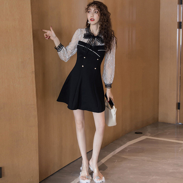 Modern női ruha gombokkal, szalaggal és tüll ujjú fekete színben