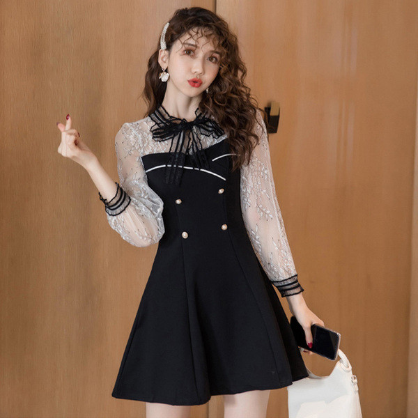 Modern női ruha gombokkal, szalaggal és tüll ujjú fekete színben