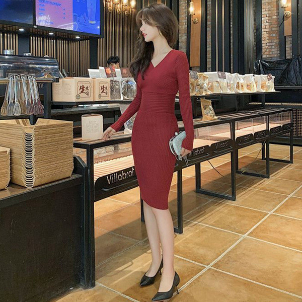 Rochie moderna de dama Model subtire cu decolteu spitz si maneci lungi in rosu si negru