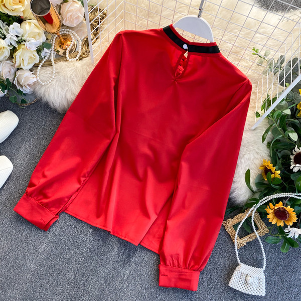 Cămașă elegantă de damă cu broască și guler jos