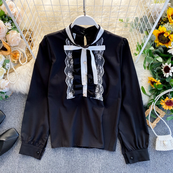 Cămașă elegantă de damă cu broască și guler jos