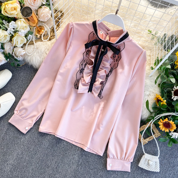 Cămașă elegantă de damă cu broască și guler jos