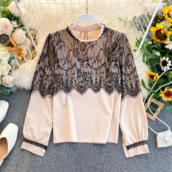 Cămașă modernă de damă cu dantelă și guler scăzut