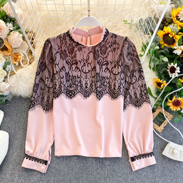 Cămașă modernă de damă cu dantelă și guler scăzut