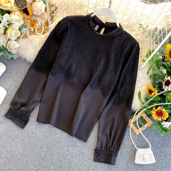 Cămașă modernă de damă cu dantelă și guler scăzut